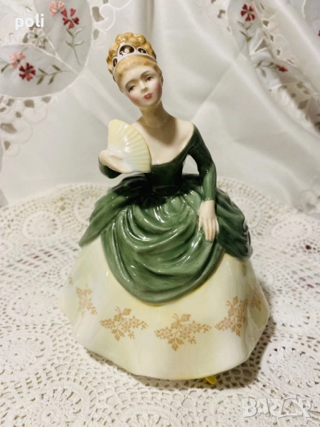 порцеланова статуетка , снимка 1