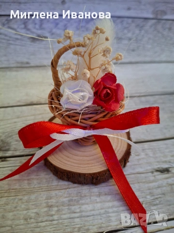 Мартеници на дървени шайбички/кошнички, снимка 3 - Ръчно изработени сувенири - 34237664