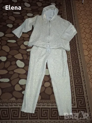 Спортно елегантен италиански комплект, със златни нишки,шампанско