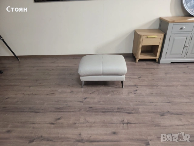 Светло сива кожена табуретка