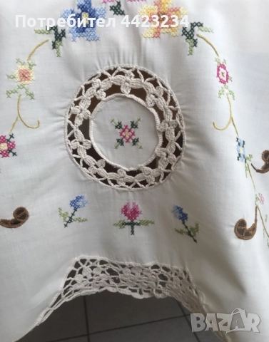 кръгла покривка за маса със салфетки