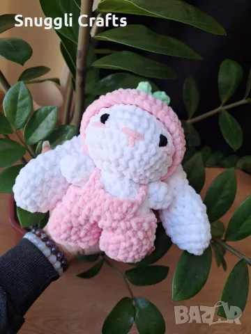 Ръчно изплетена играчка Ягодка Зайка 🍓, снимка 1