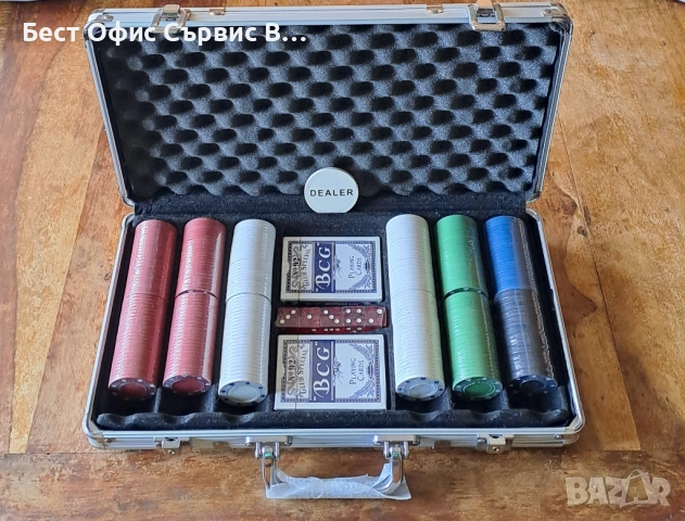 покер комплект в луксозен метален куфар 300 чипа, 2 тестeта с карти