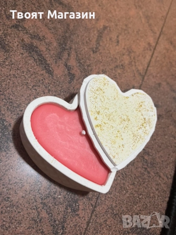 Ръчно изработен Подарък Сърце от Акрилна Смола със Соев Восък – Бяло със Златист акцент, снимка 4 - Ръчно изработени сувенири - 52908214