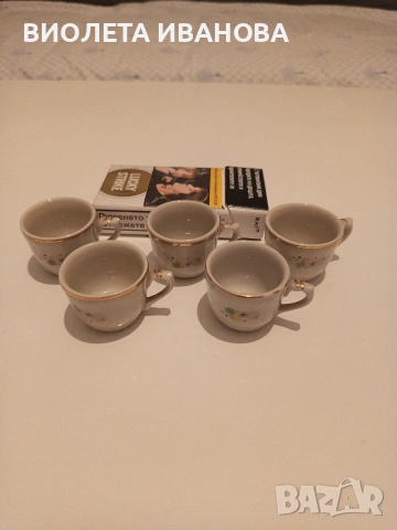 много малки чашки.