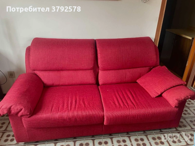 Двуместен червен диван