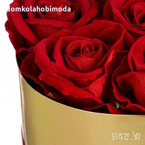 Кутия с 7 изкуствени рози, Червена панделка, 20x20 cm, снимка 3 - Романтични подаръци - 35833263