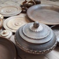 Ръчно правени дървени чинии и купи
