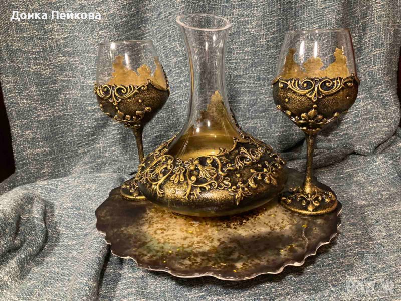 Ръчно изработен сервиз . декантер с две чаши в злато, снимка 1