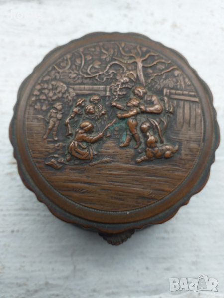 Стара кована бронзова кутийка с коприна маркировка, снимка 1
