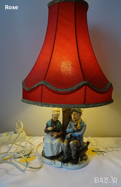 Лампа с фигурка на възрастна двойка, седнала на пейка под дърво. , снимка 1