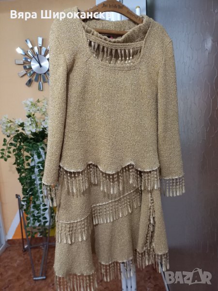 Плътен костюм. Размер М. Стегнато копринено букле с малка еластичност. Интересен модел с декорации и, снимка 1