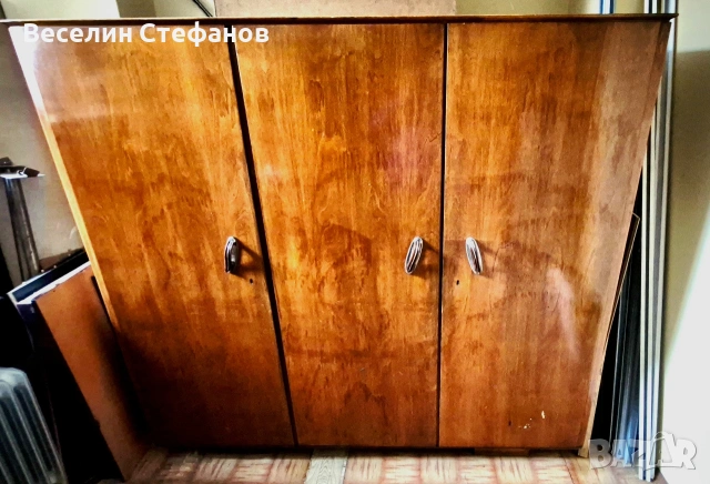 Старинен трикрилен гардероб от масив орех, снимка 2 - Гардероби - 53435614