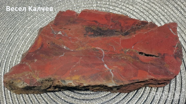 Продавам червен яспис плочка от Източни Родопи. 