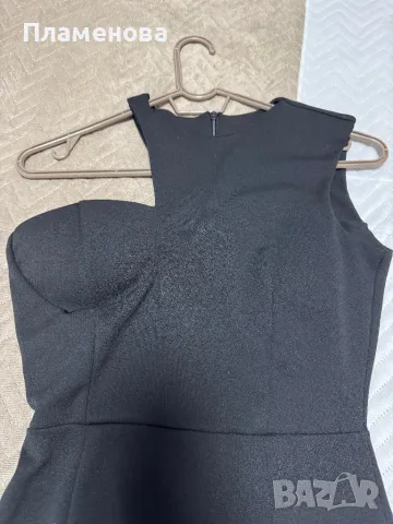 Черна рокля с подплънки и една презрамка- S размер, снимка 7 - Рокли - 48687540