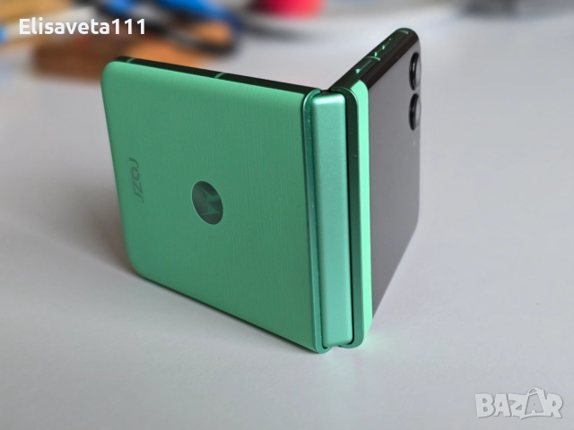 Зелен Motorola RAZR 2025 (RAZR 60) като нов, снимка 10 - Motorola - 52639195