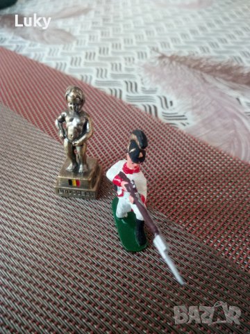 Продавам  много,много,красива,миниатюрна  и стилни фигурка.Кралски,белгийски пехотинец., снимка 2 - Колекции - 42140757