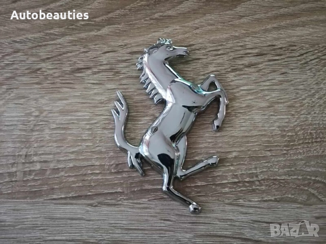 Ferrari конче сребриста емблема дясна