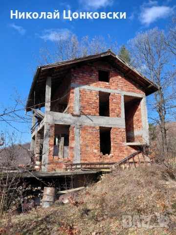 Продавам вилна сграда на груб строеж с дворно място