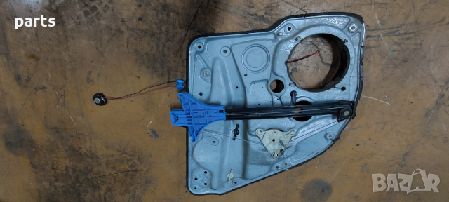 Заден Десен Стъклоповдигач VW Голф 4 - 1j483975 N, снимка 2 - Части - 36339414