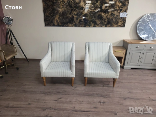 Два броя кремави фотьойли от плат на райета