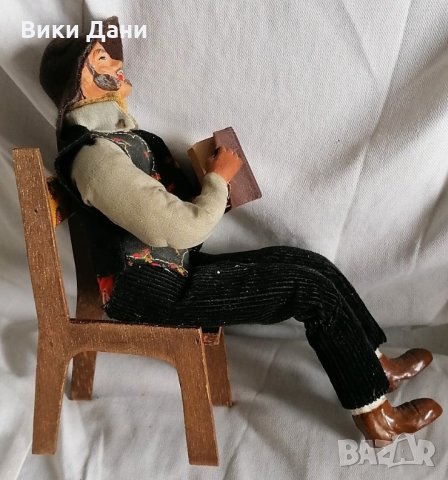 ретро Франция мъж с дрехи чете на дървен стол, снимка 5 - Колекции - 35715128