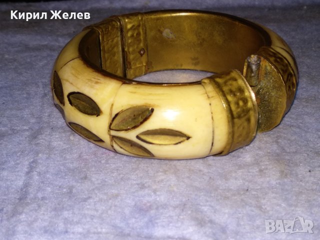 ВНУШИТЕЛНА СТАРИННА ТИБЕТСКА БРОНЗОВА ОРНАМЕНТИРАНА ГРИВНА с КАМИЛСКА КОСТ Нужда от НОВ ЩИФТ! 61751, снимка 9 - Антикварни и старинни предмети - 41096233