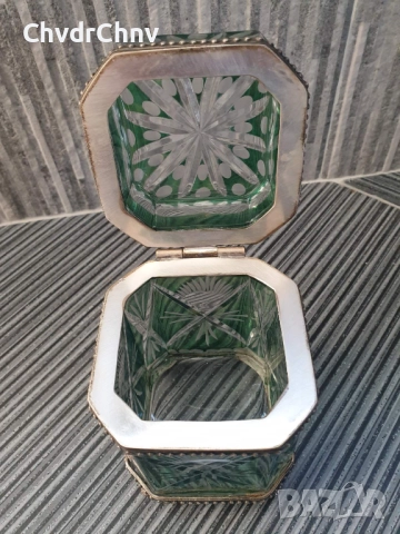 Стара Бохемия кристална кутия с капак 14см/бижутерка-бонбониера-захарница, снимка 2 - Антикварни и старинни предмети - 52967184