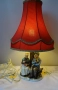 Лампа с фигурка на възрастна двойка, седнала на пейка под дърво. , снимка 1
