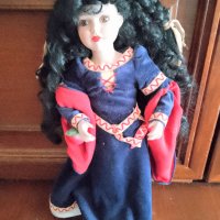 Порцеланова фигура колекционерска кукла с стойка и печат 40 см, снимка 1 - Други ценни предмети - 41643028