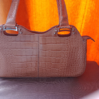 Оригинална бежова чанта с крокодилски принт от естествена кожа , снимка 1 - Чанти - 44666044