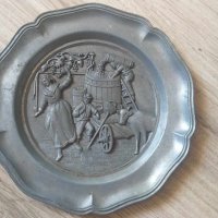Калаена релефна чиния, снимка 1 - Антикварни и старинни предмети - 41962814