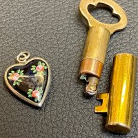 Старинен медальон сърце стара запалка бензинова ключ, снимка 1 - Антикварни и старинни предмети - 36028163