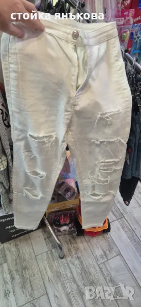 Продавам дамски бял накъсан панталон, снимка 1