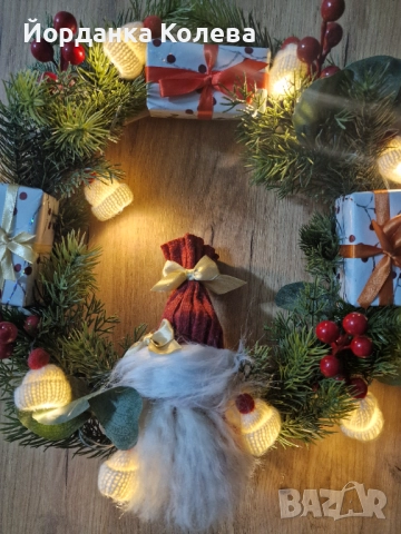 Коледен венец с гномче