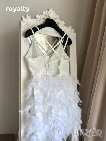 Бяла рокля с естествени пера 