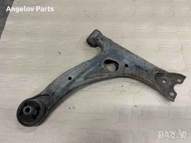 Преден ляв носач за Toyota Avensis T25, снимка 2 - Части - 49244846
