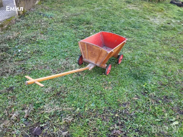 Стара дървена градинска количка 