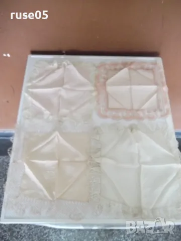 Лот от 4 бр. дамски кърпички с дантели на 1 кука