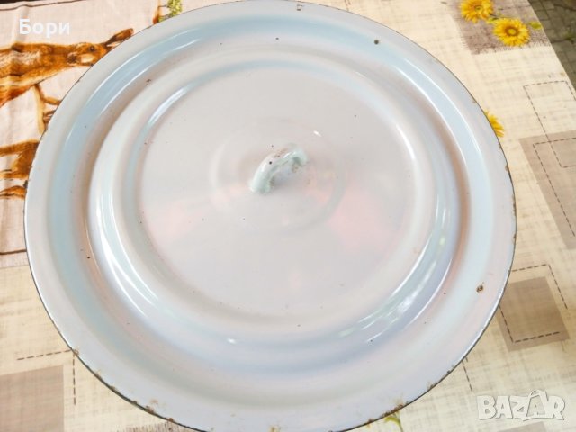 Стара емайлирана кофа с капак, снимка 3 - Мопове, кофи, четки и метли - 41357711