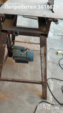 Машина за рязане на дърва. Работи .