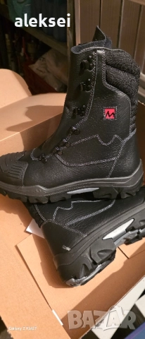 нови зимни обувки подходящи за лов,риболов и работа.