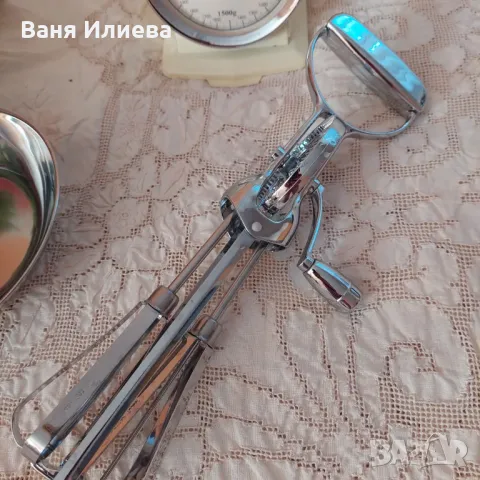 Ретро кухненска везна и ръчен миксер , снимка 5 - Аксесоари за кухня - 48713775