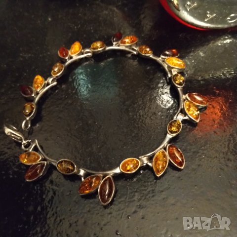 Авторска сребърна гривна с естествен кехлибар  