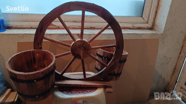 Продавам декоративно дървено колело със саксии.