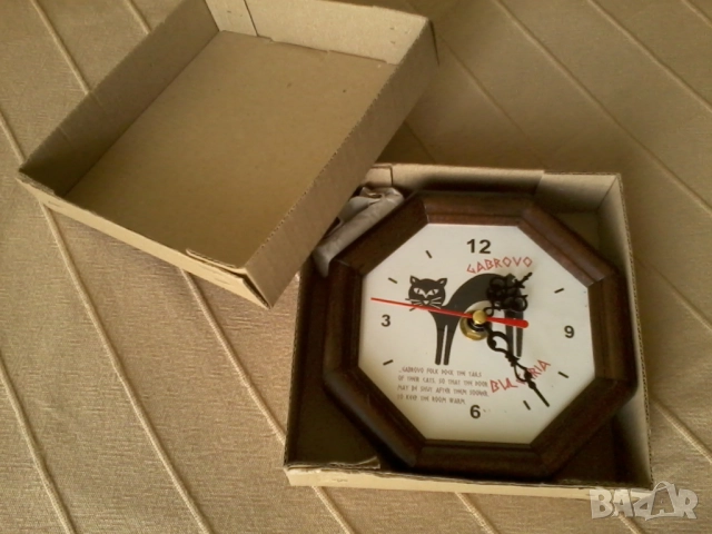 Габровски обърнат стенен часовник (назад), малък, дървен