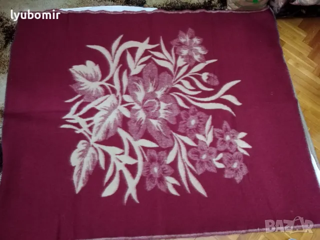 Продавам две нови вълнени одеала,червени на цветя, снимка 1