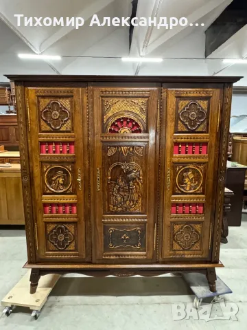 Трикрилен гардероб от дъбов масив