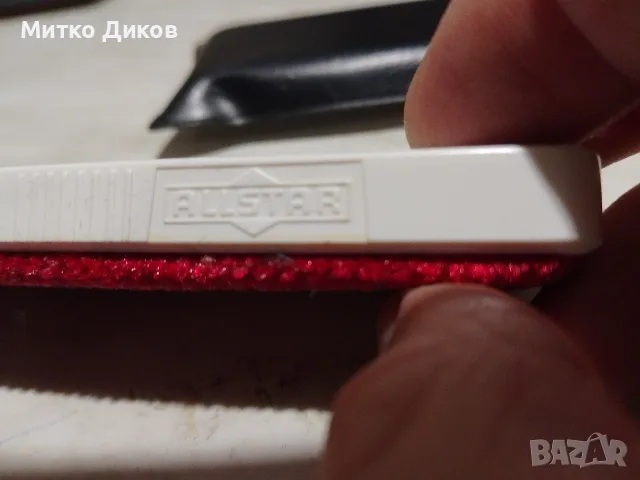 малка винтидж четка за дрехи или премахване на мъх (нukanpoistaja / четка с червено кадифе/плюш),с к, снимка 5 - Мопове, кофи, четки и метли - 56180994
