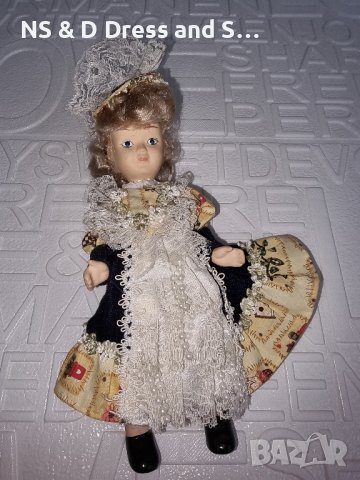 Порцеланова кукла с стойка , снимка 1 - Антикварни и старинни предмети - 34154523